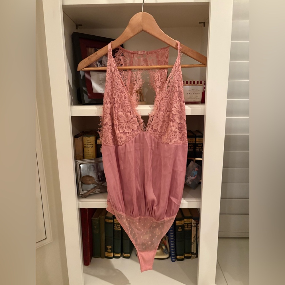 FREE PEOPLE Intimately Mauve Lace Snap Closure Sleeveless V Neck Bodysuit S
